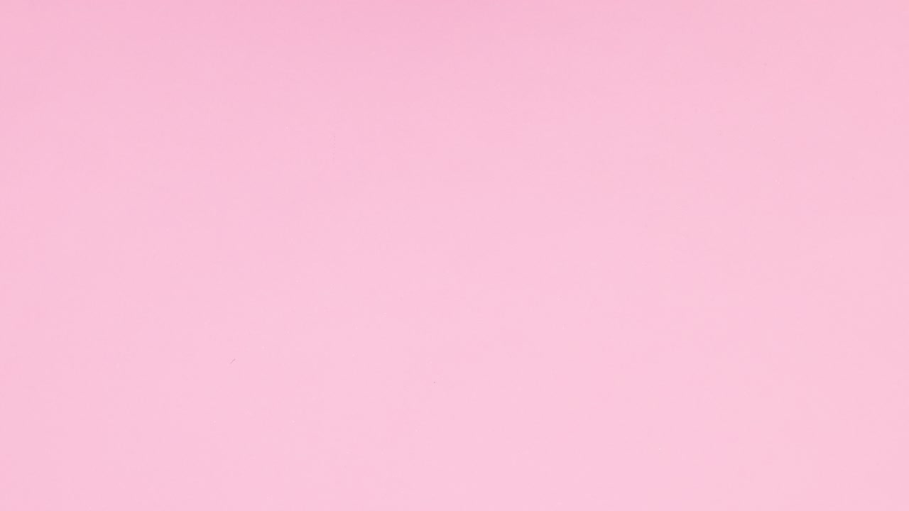 золотые блестящие рождественские украшения появляются в левом и правом углу пастельно-розовой темы.