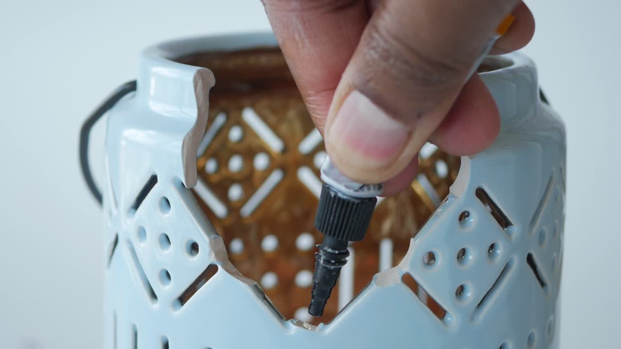 arreglando una olla de cerámica rota