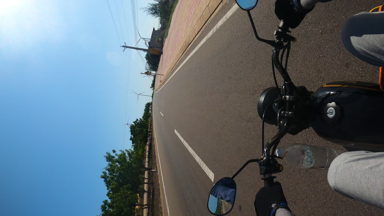 andar en moto con molinos de viento delante