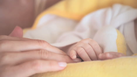 madre besando las manos de su bebé