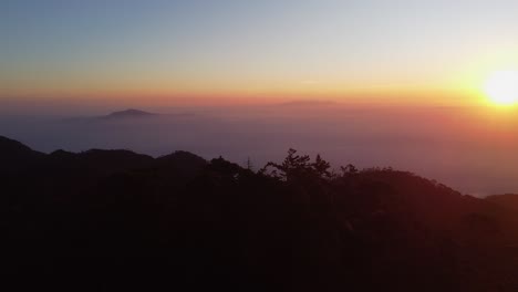 Die-Rotierende-Antenne-über-Den-Nebligen-Bergen-Von-Honduras-Zeigt-Den-Goldenen-Sonnenaufgang