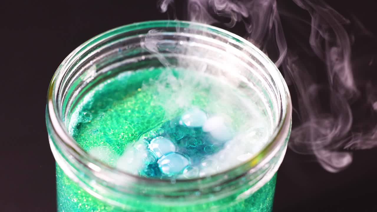 experimento de reacción química fría en un frasco