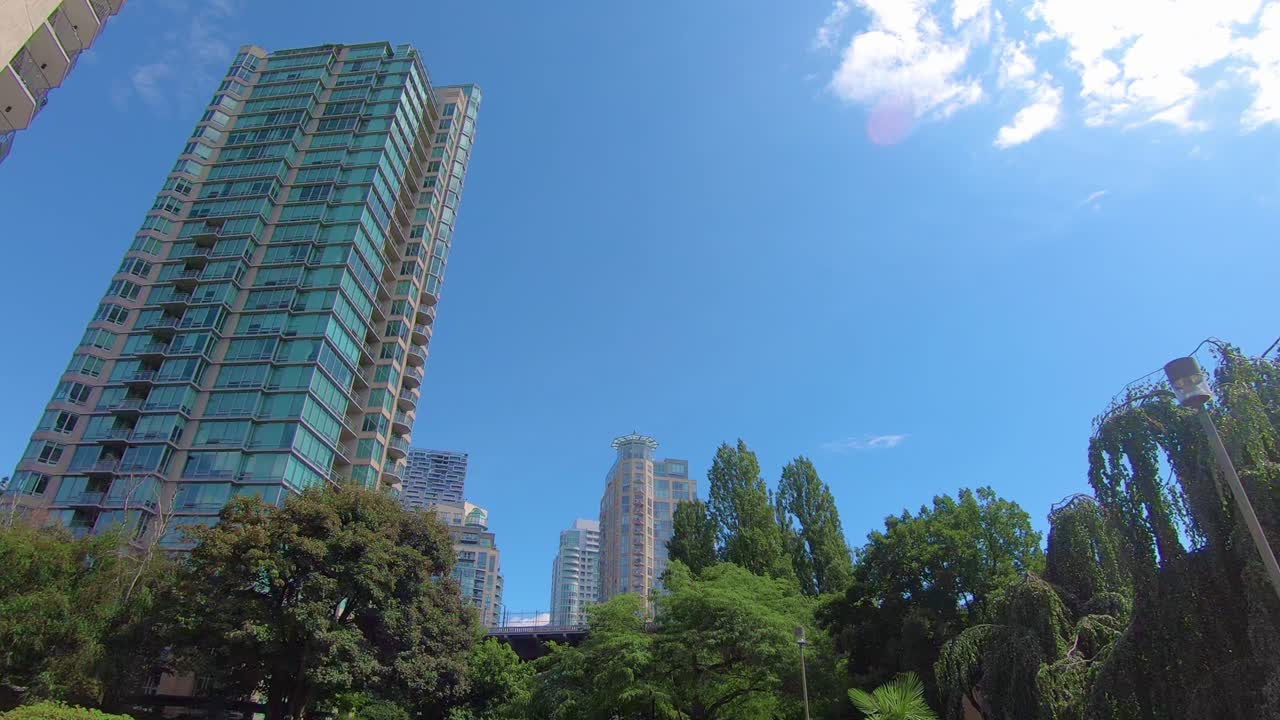 vista de ángulo bajo de altos rascacielos y copas de árboles cerca del centro de la ciudad de vancouver bc canadá