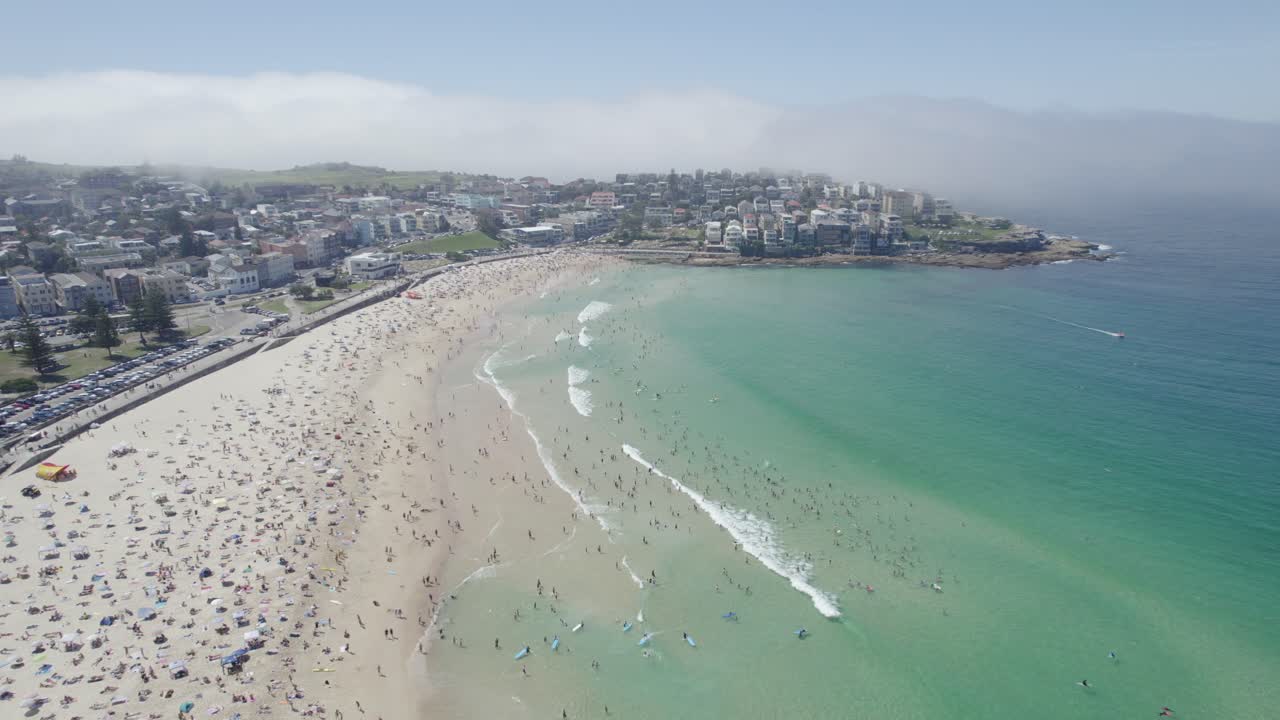 오스트레일리아 nsw에서 희귀한 안개 현상 중에 관광객들과 함께 본디 해변의 공중 사진 - 드론 촬영