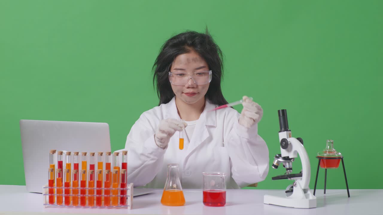joven científico realizando un experimento en el laboratorio