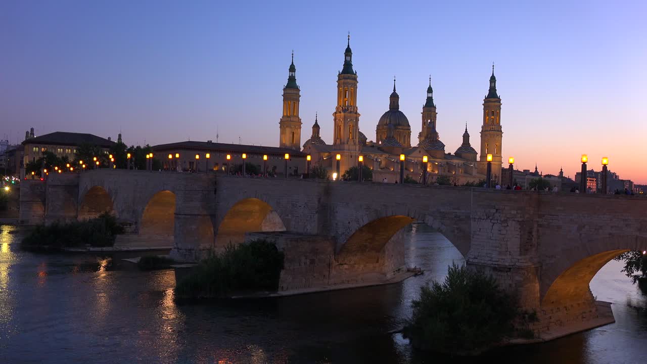Un classico e bellissimo ponte in pietra a Saragozza, Spagna con sfondo di cattedrale cattolica 1