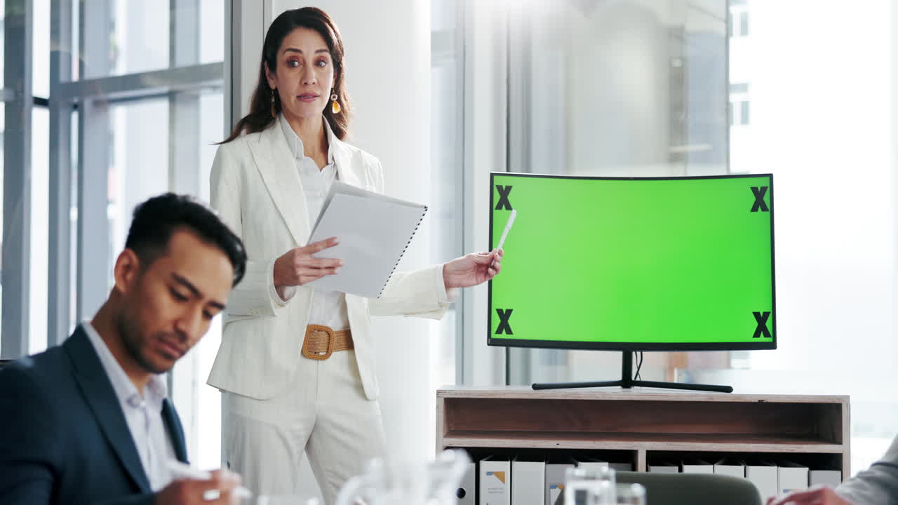 mujer de negocios dando una presentación en una sala de conferencias
