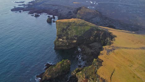 Hermosos-Acantilados-Costeros-Con-Vista-Al-Océano-Con-Olas-Rompiendo-En-La-Costa-Rocosa