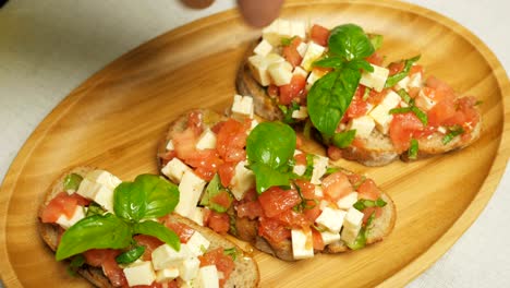 bruschetta con tomates, albahaca y queso