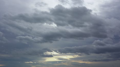 nubes de tormenta oscuras que pasan por el cielo con reflejos dorados del atardecer