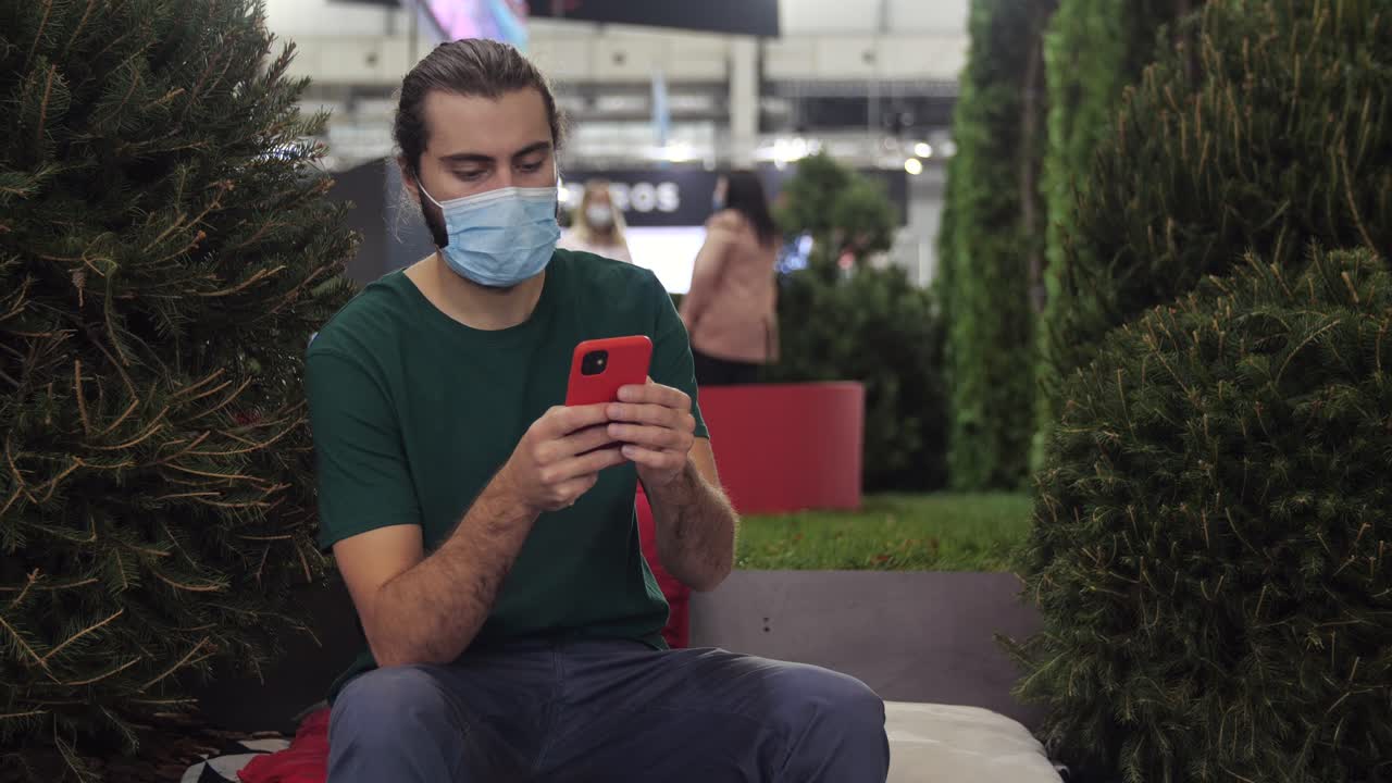 hombre usando un teléfono inteligente en una exposición