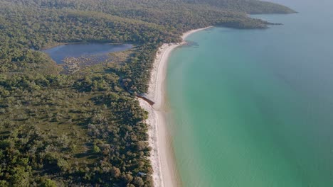 Cooks-Beach-Y-Botanical-Creek-En-La-Costa-Boscosa-Del-Parque-Nacional-Freycinet-En-Tasmania,-Australia