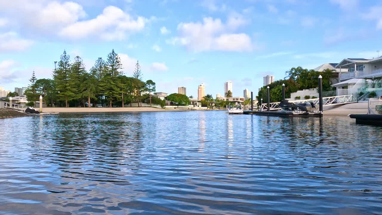 골드 코스트 수로를 통한 평화로운 여행