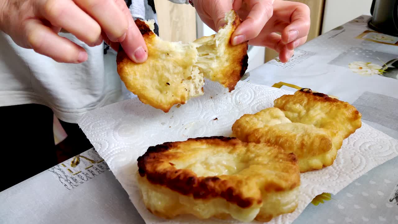 손으로 mekici를 찢어 - 반죽 만든 불가리아 식사, 4k를 닫습니다