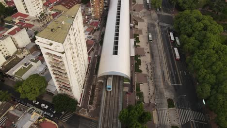 tren llegando a la estacion de barrancas de belgrano