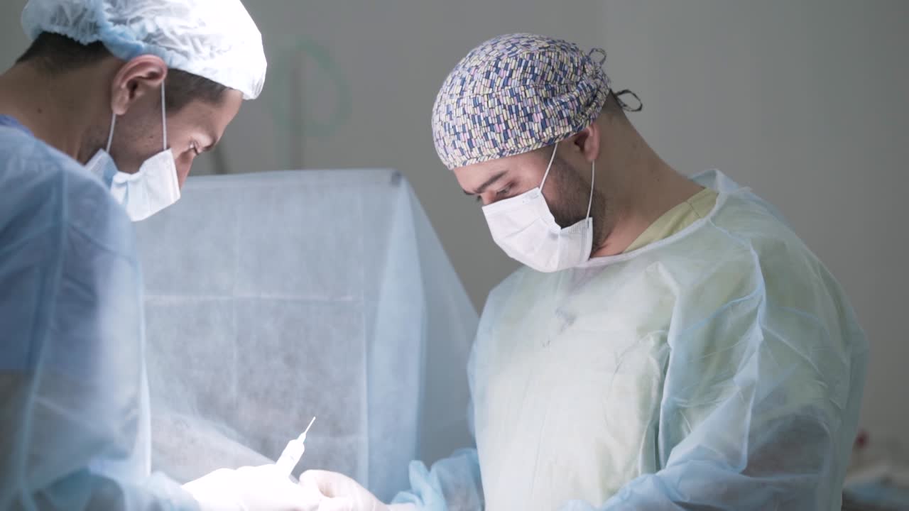 Chirurgi che eseguono un'operazione in una sala operatoria