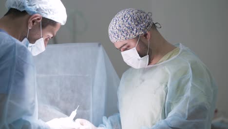 cirujanos que realizan un procedimiento en una sala de operaciones