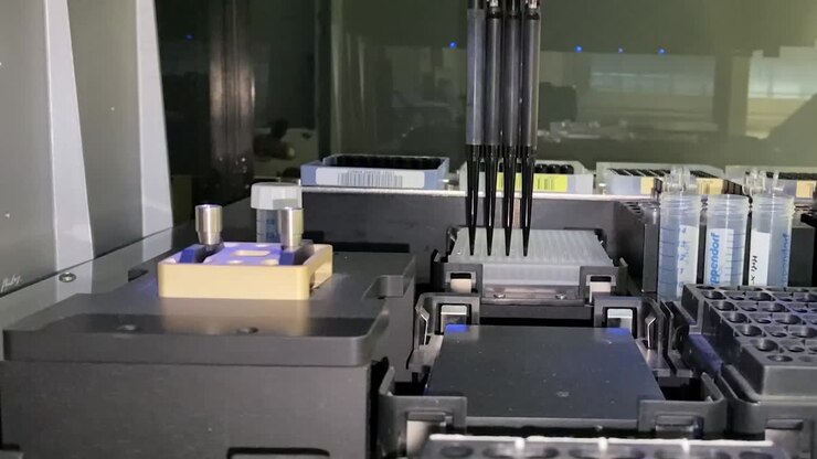 Automatic pipetting robot analyze DNA