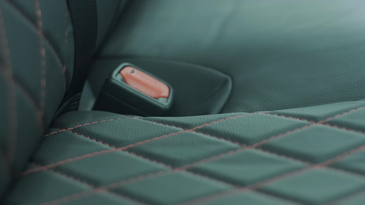 cubiertas de asiento de cuero negro en el coche. hermoso diseño interior de automóvil de cuero. asientos de cuero de lujo en el automóvil.