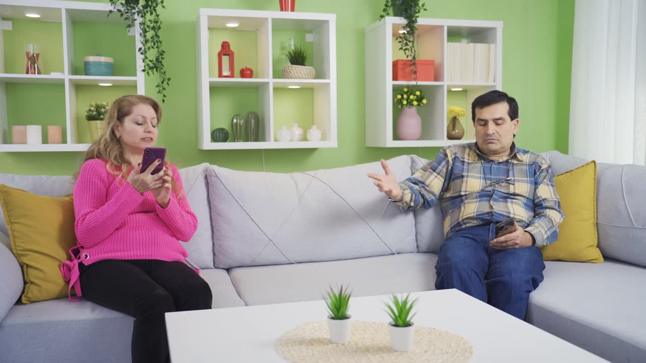 ⁇ 드폰 중독자인 성숙한 부부는 잘 어울리지 않습니다.