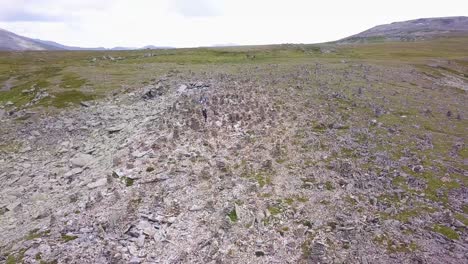 vista aérea de un paisaje montañoso con personas