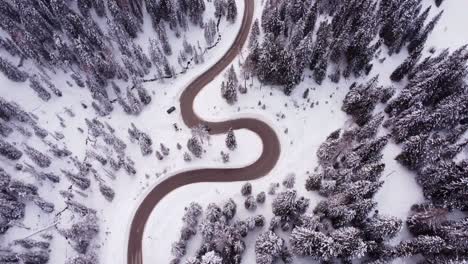 Winterwunderlandstraße-In-Der-Natur-Der-Dolomiten