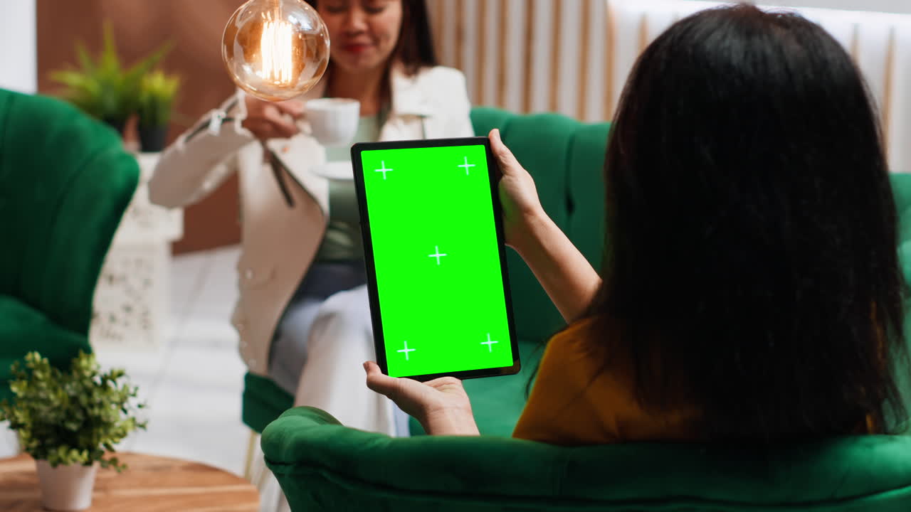 mujer turista mirando una tableta con pantalla verde