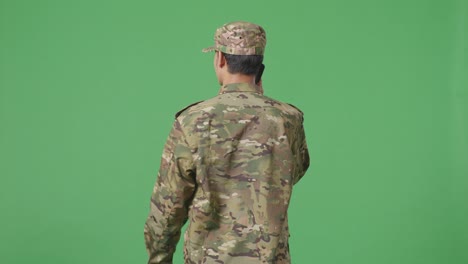 soldado hablando por teléfono.