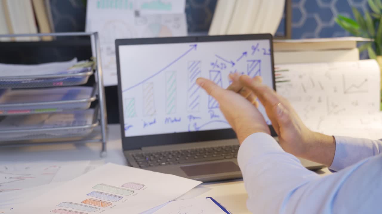 el hombre que mira las gráficas de ganancias financieras triunfa.