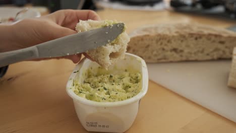 bolo do caco de bolo do caco típico madeirense untado con mantequilla y perejil