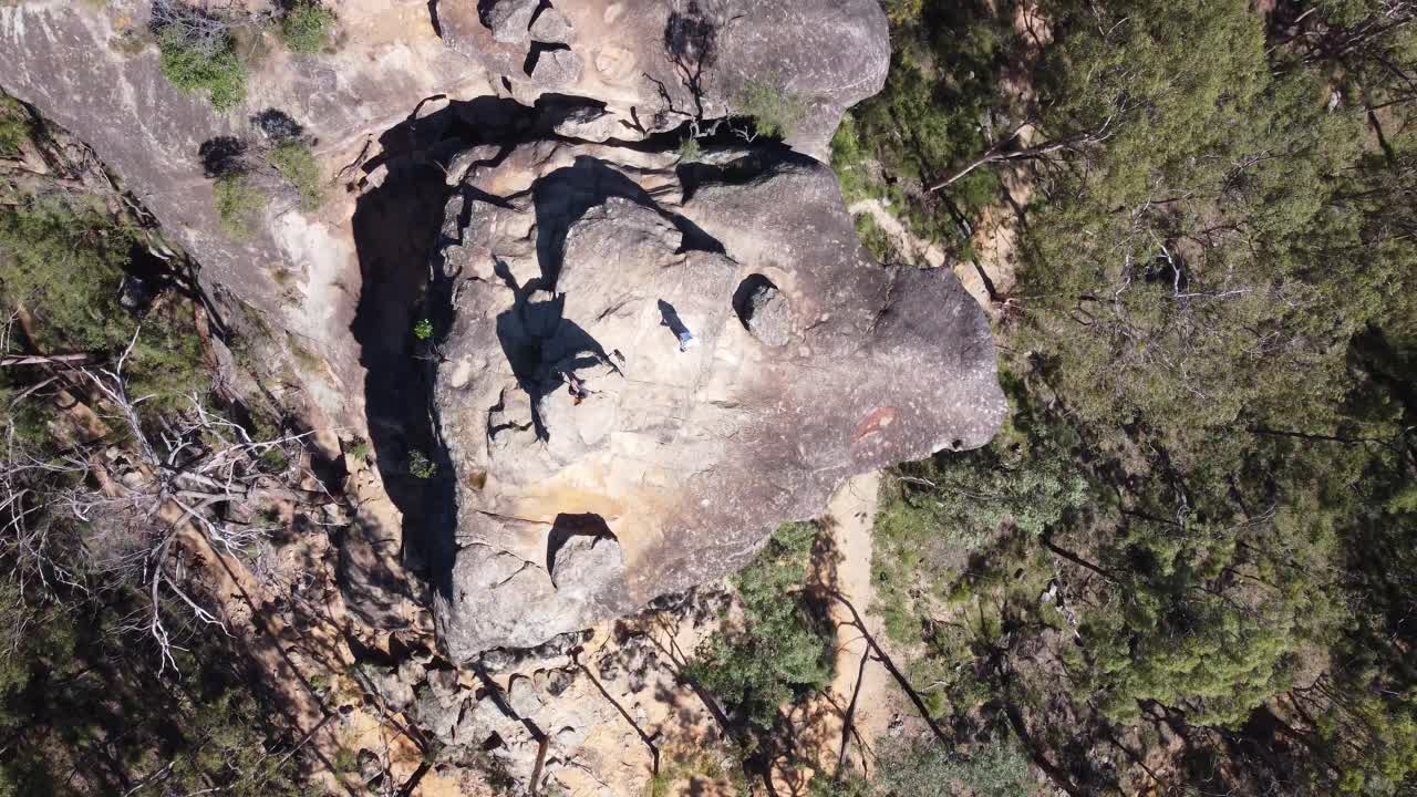 거대한 흰 바위와 그 위에 있는 사람들의 조감도