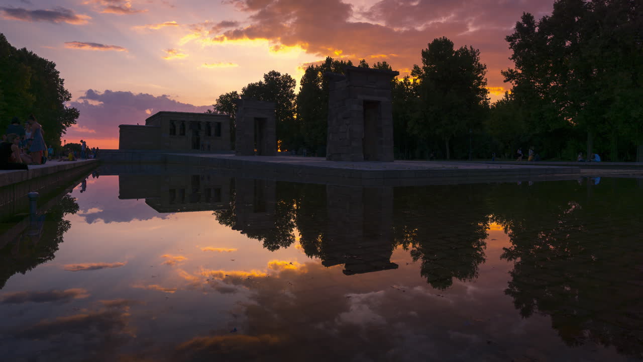 스페인 마드리드에 위치한 고대 이집트 사원 ofdebod에서 일몰의 시간 경과