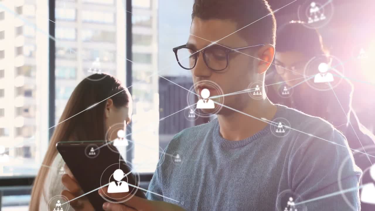 animación de la red de conexiones a través de diversas personas de negocios que usan tablets