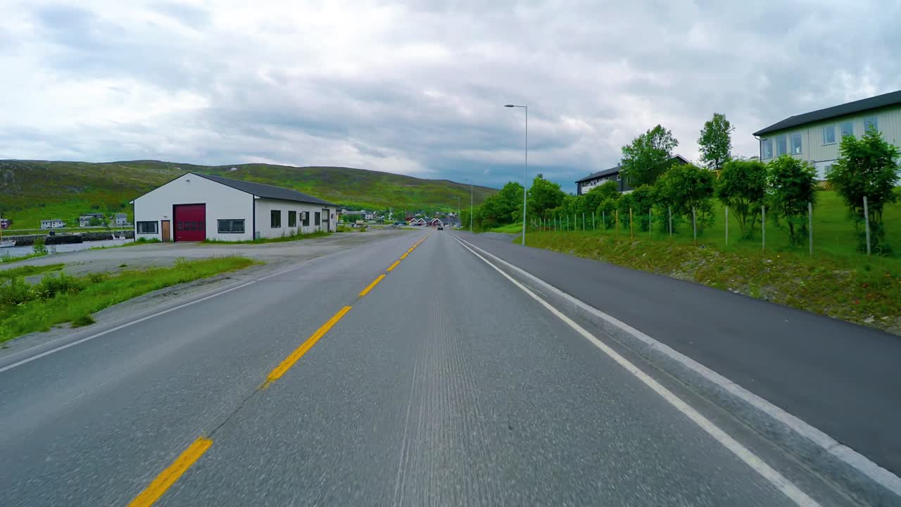 노르웨이 도로에서 차를 운전하다