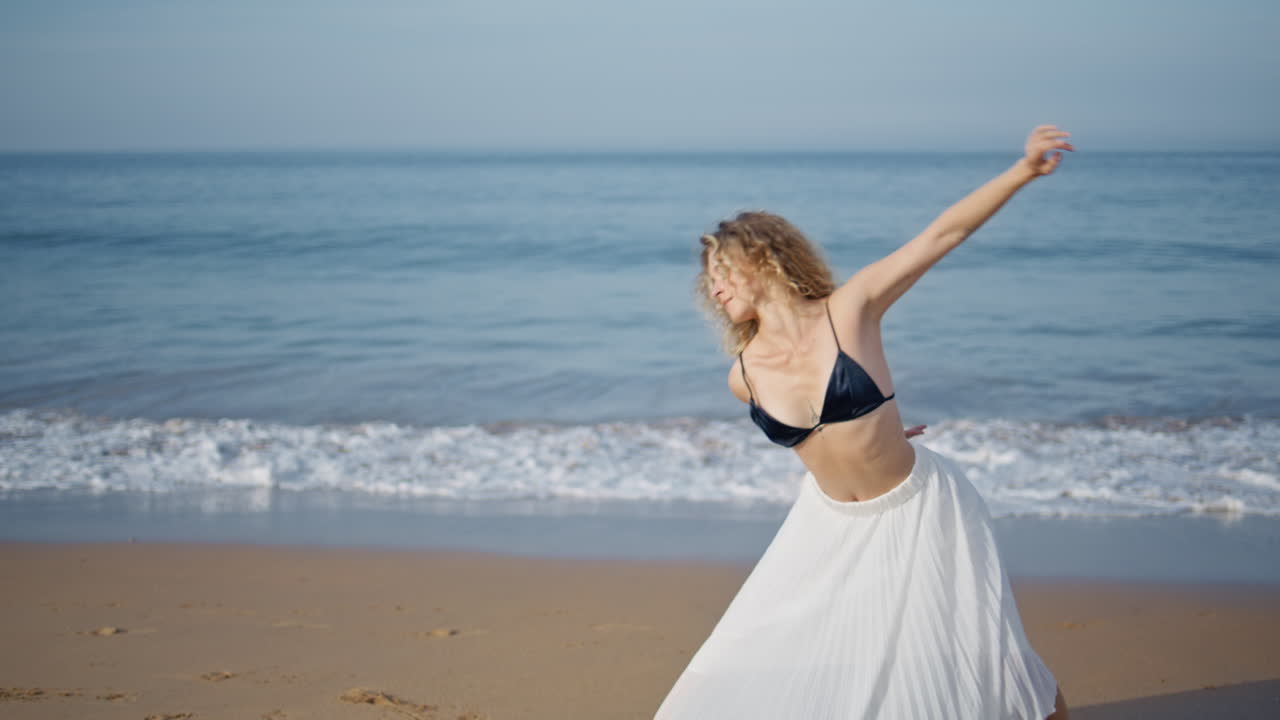 그림 같은 바다 해변에서 댄스 공연을 하는 여성. 감각적인 여자 댄서