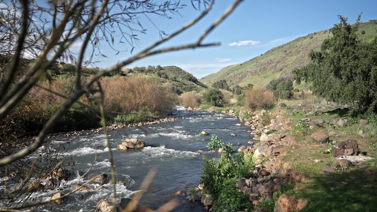 Flusso d'acqua nel fiume Giordano.