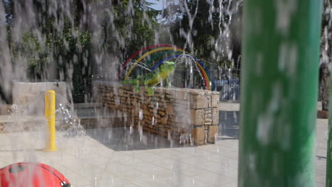 Juegos-De-Parque-Acuático-En-Cámara-Lenta.-Cascada-De-Fuentes