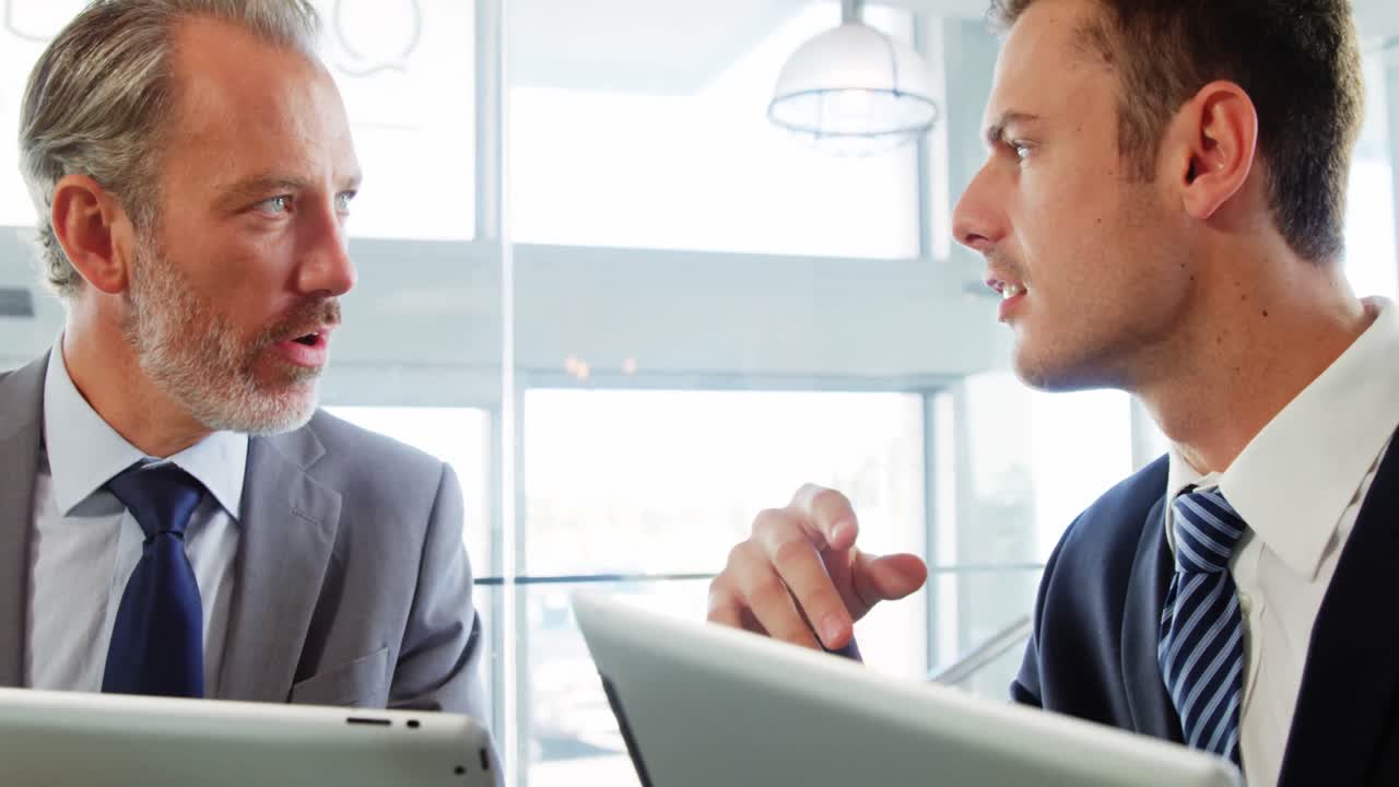 두 사람, 그들의 태블릿과 함께, 함께 이야기