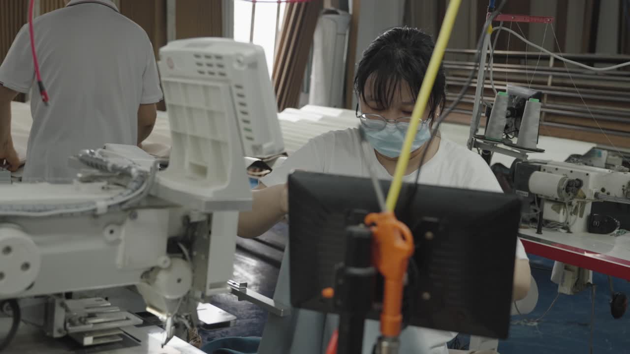 중국 여성 노동자가 그녀의 일에 집중하고 있습니다.