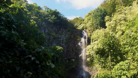 Vista-Aérea-De-Abajo-Hacia-Arriba-De-Las-Cataratas-Wailua