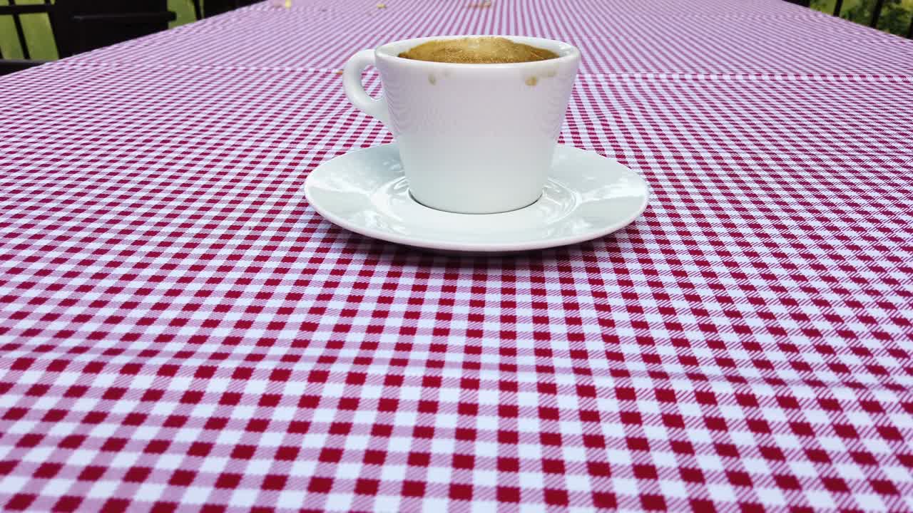 식탁 위에 있는 커피