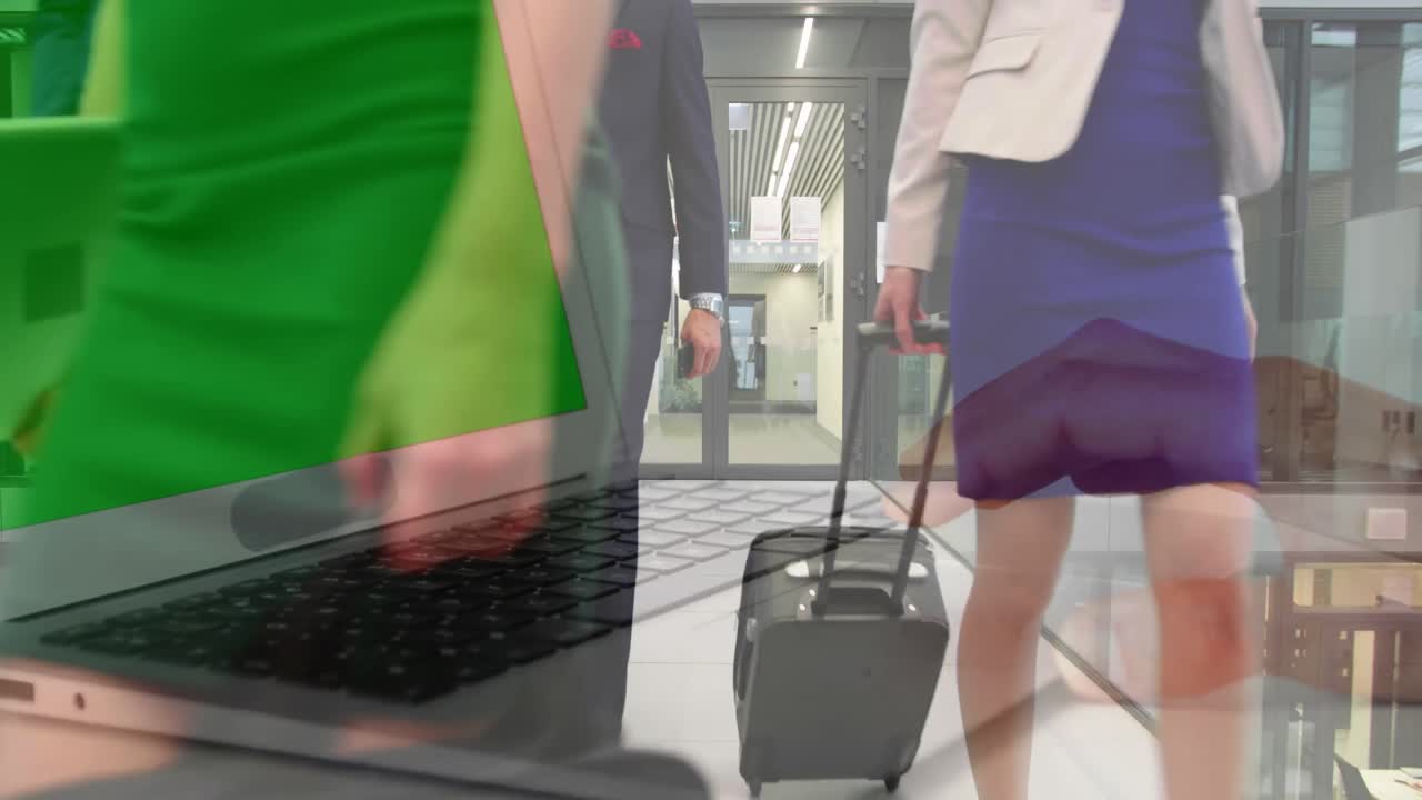animación de manos usando computadora portátil con pantalla verde sobre colegas caminando en el corredor con maletas