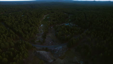 Vista-Aérea-De-Una-Pequeña-Comunidad-Residencial-En-Bosques-De-Arizona,-Estados-Unidos,-Casas-Y-Bosques-Siempre-Verdes-En-El-Crepúsculo,-Disparo-De-Drones