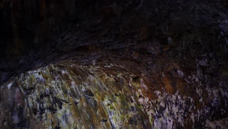 zoom de una pared de lava dentro del cono volcánico de algar do carvao