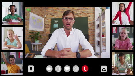 interfaz de videollamada compuesta con un maestro masculino diverso y seis niños en clase en línea