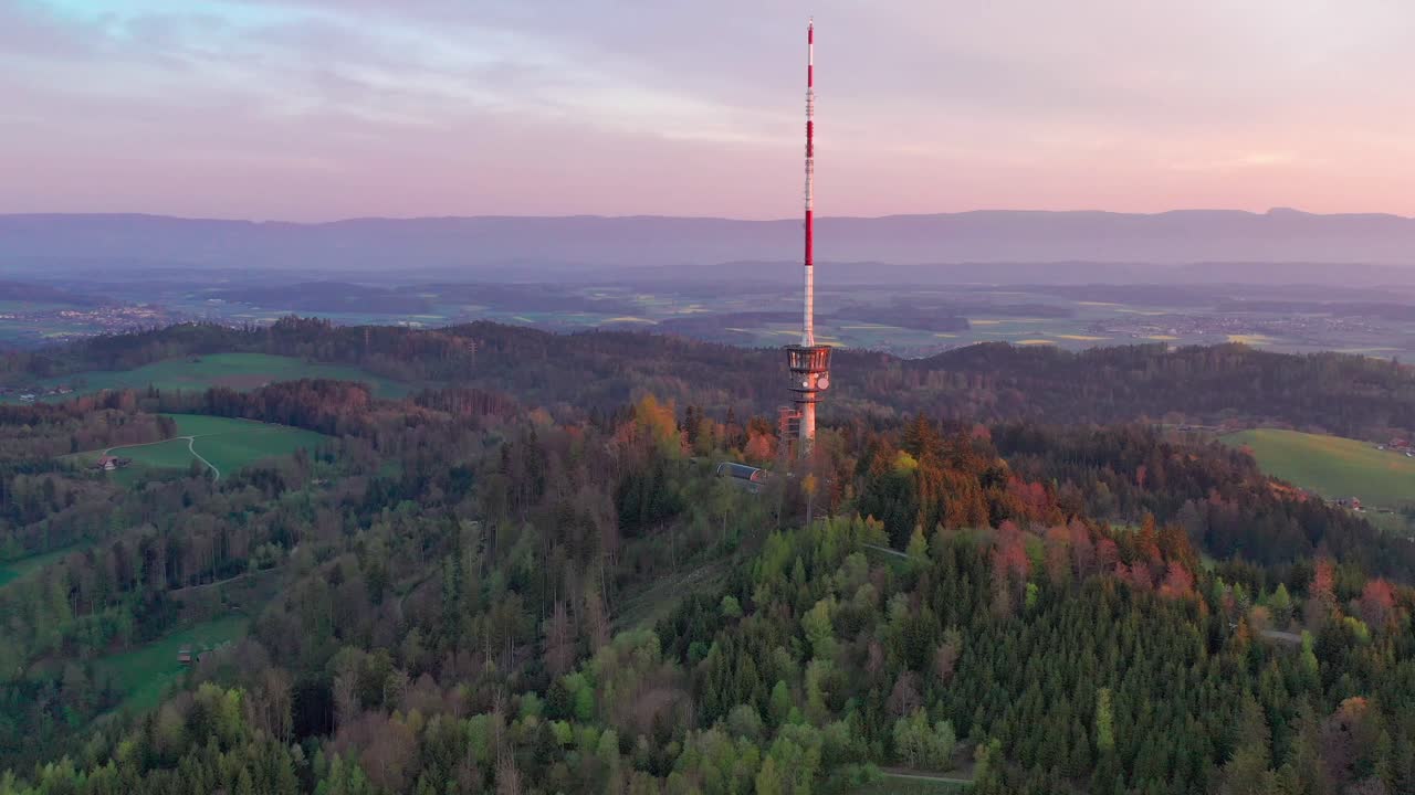 вид с беспилотника с высоты телебашни бантигер вблизи берна в великолепное утро с драматическими красками восхода солнца и роскошными видами на горы