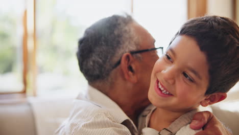 corriendo, el amor y el abuelo abrazan al niño en el sofá