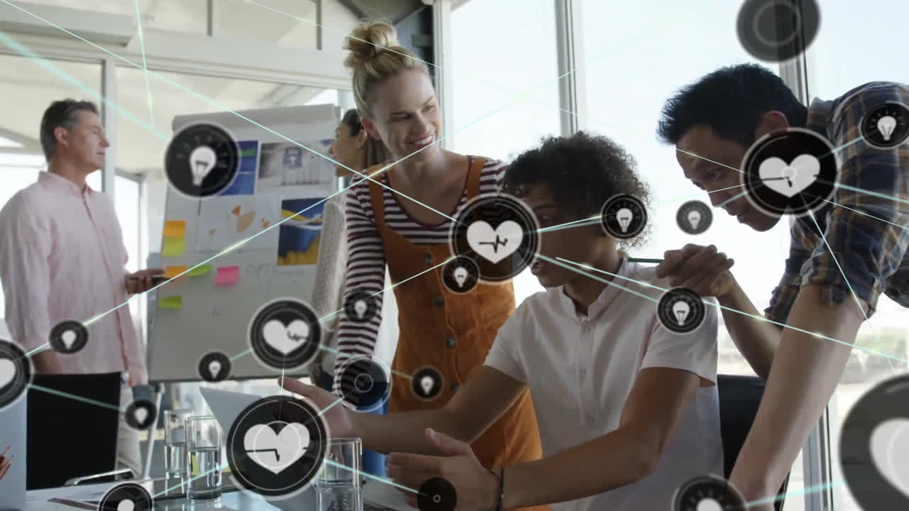 animación de la red de conexiones con iconos sobre diversas personas de negocios en la oficina