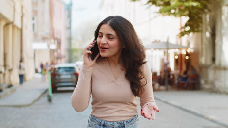 mujer feliz sorprendida involucrada en una conversación agradable llamada telefónica buenas noticias disfrutando de hablar chismes