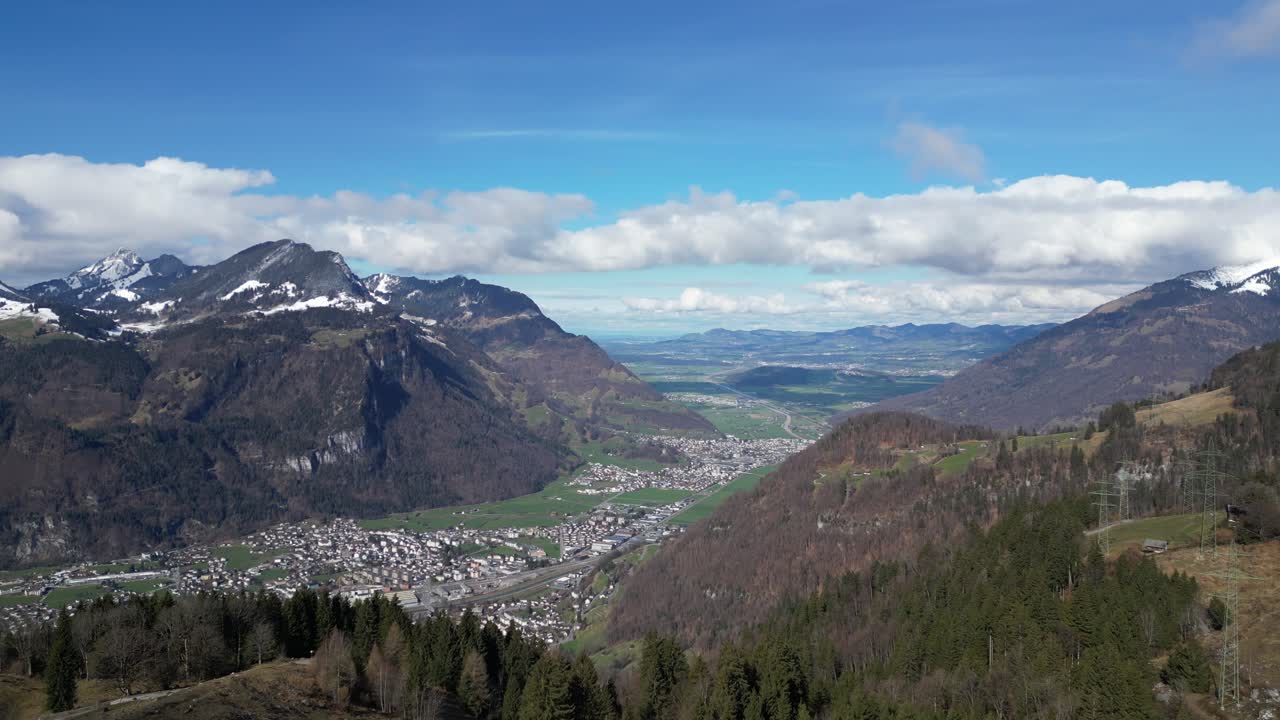 vista del pueblo de en un valle verde en la base de los alpes
